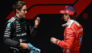 Pemenang sprint, pembalap Mercedes asal Inggris, George Russell (kiri), berbicara dengan pembalap Ferrari asal Monako, Charles Leclerc, setelah balapan sprint menjelang Grand Prix Formula Satu China di Sirkuit Internasional Shanghai di Shanghai pada 14 Maret 2026. (Giok GAO/AFP)