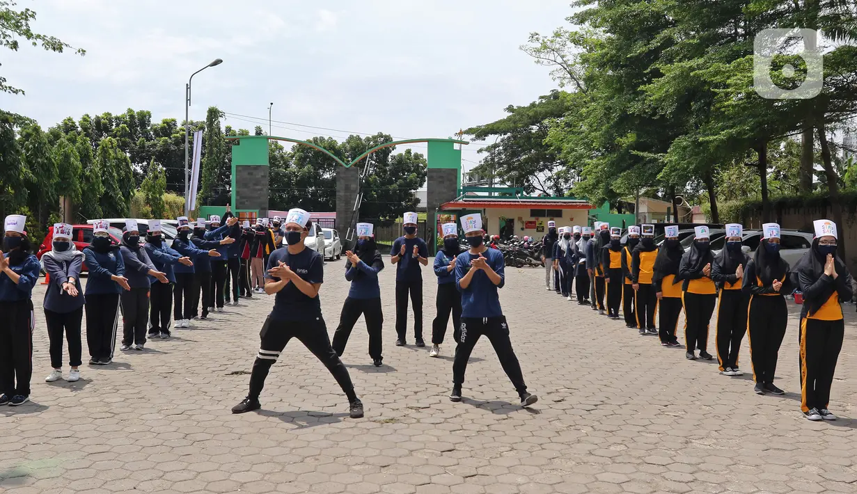 AKSI TEPUK TANGAN DI HARI KESEHATAN NASIONAL: Mahasiswi Politeknik Kesehatan Jakarta III bertepuk tangan selama 56 detik pada Hari Kesehatan Nasional ke-56 di Jatiwarna, Bekasi, Jawa Barat, Kamis (12/11/2020). (Liputan6.com/Herman Zakharia)