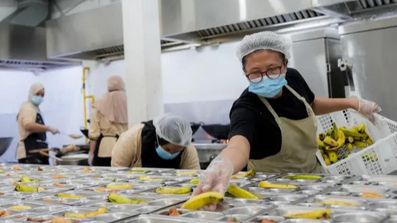 Cerita Dapur MBG: Dari Koki Kelas Dunia hingga Karyawan Satu Keluarga