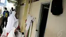 Beberapa pedagang wanita ini sholat di depan toilet umum di Pasar Blok G, Tanah Abang karena dekat dengan kios mereka berjualan. (Liputan6.com/ Faizal Fanani)