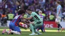 Kiper Crystal Palace, Dean Henderson melakukan selebrasi kemenangan bersama rekannya setelah menang atas Manchester City dalam laga final Piala FA 2024/2025 di Stadion Wembley, London, Inggris, Sabtu (17/05/2025) waktu setempat. (AP Photo/Kirsty Wigglesworth)