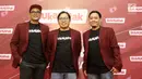Founder & CEO Bukalapak Achmad Zaky (tengah) bersama VP of Marketing Bukalapak Bayu Syerli dan Associate VP of Brand Bukalapak, Ari K. Wibowo pada acara Badai Ratusan Miliar di STUDIO 6 EMTEK CITY, Jakarta, Kamis (26/7). (Liputan6.com/Herman Zakharia)