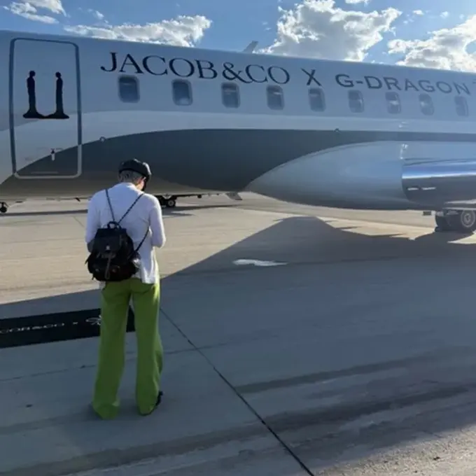G-Dragon Naik Private Jet yang dihiasi logo namanya