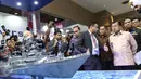 Wapres Jusuf Kalla melihat kapal laut usai membuka Indo Defence 2016 Expo & Forum, Jakarta, Rabu (2/11). Pameran ini bertema “Bolstering Defence Industri Coorperation: Archieving a Global Maritime Fulcrum and Secure World”. (Liputan6.com/Faizal Fanani)