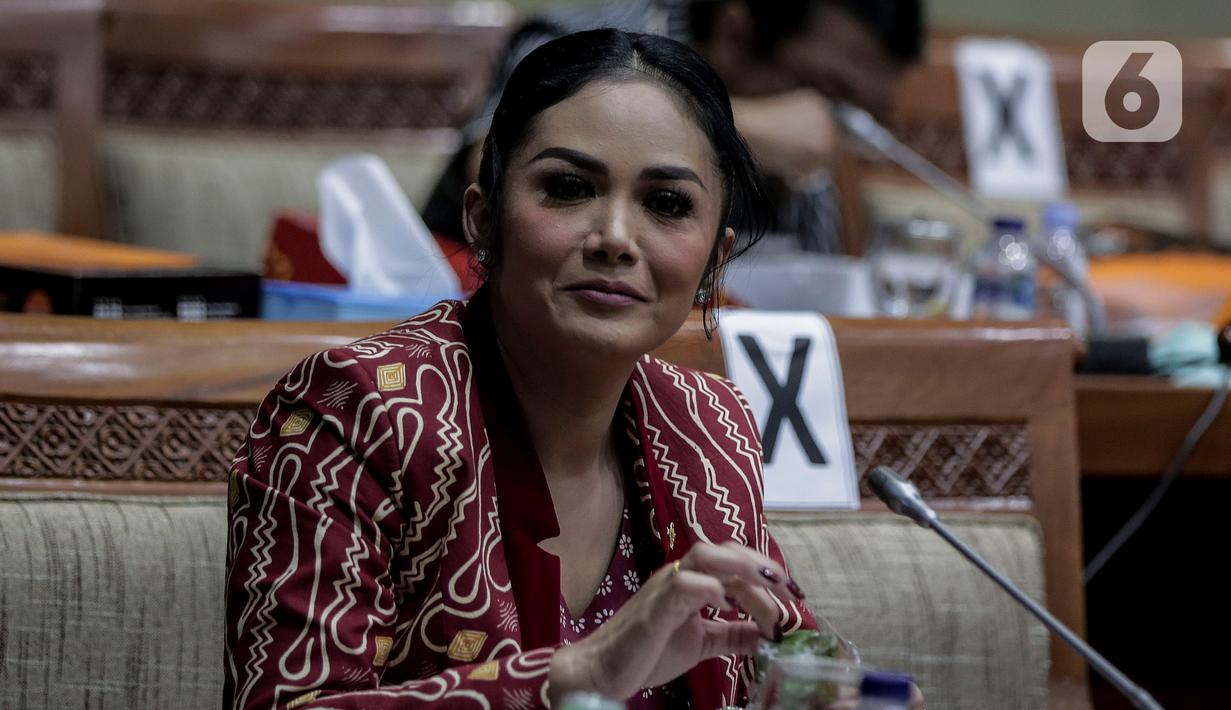 Anggota DPR Komisi IX Krisdayanti mengikuti rapat kerja dengan Menteri Tenaga Kerja dan Dirut BPJS Ketenagakerjaan di Kompleks Parlemen, Senayan, Jakarta, Rabu (8/7/2020). (Liputan6.com/Johan Tallo)