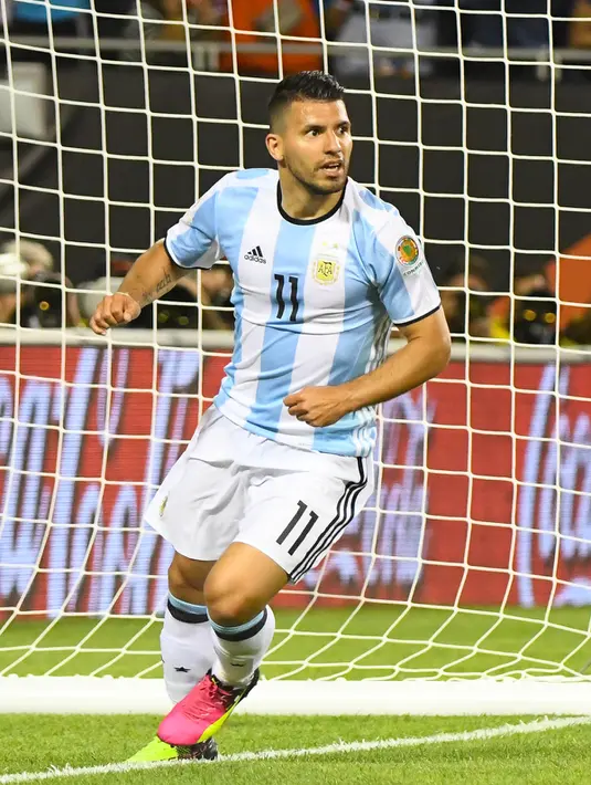 Penyerang Argentina, Sergio Aguero melakukan selebrasi usai mencetak gol kegawang Panama pada Copa America Centenario grup D di Chicago, Amerika Srikat, (11/6). Argentina menang besar atas Panama 5-0. (Mike DiNovo-USA TODAY Sports)