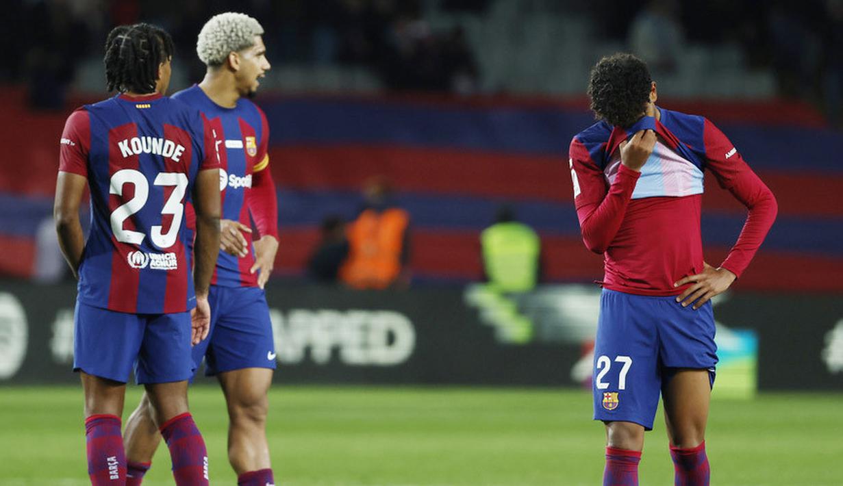 Pemain Barcelona, Lamine Yama, tampak kecewa setelah ditaklukkan Girona dalam laga La Liga 2023/2024 jornada 16 di Stadion Olimpic Lluis Companys, Senin (11/12/2023). (AP Photo/Joan Monfort)