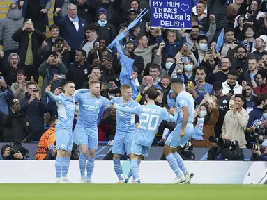 Gelandang Manchester City, Kevin De Bruyne (kedua kiri) berselebrasi dengan rekan satu timnya usai mencetak gol ke gawang Real Madrid pada pertandingan leg pertama semifinal Liga Champions di stadion Etihad di Manchester, Inggris, Rabu (27/4/2022). City menang atas Madrid 4-3. (AP Photo/Jon Super)