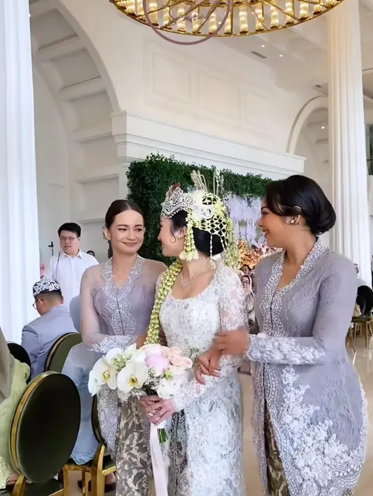 Dalam acara tersebut, Enzy tampil dalam balutan kebaya rancangan Fadlan Indonesia. Kebaya berwarna lilac dengan detail renda dan payet ini terlihat begitu lembut, menghadirkan kesan elegan yang sekaligus sederhana. Potongan kebaya ini memadukan keanggunan klasik dengan sentuhan modern, menonjolkan sisi feminin Enzy yang memesona. [@enzystoria/@philipekarunia].