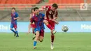 Pemain Altetico Madrid U-18  berebut bola dengan pemain Barcelona U-18 pada pertandingan International Youth Championship (IYC) 2021 di Jakarta International Stadium (JIS), Jakarta, Selasa (19/4/2022). Barcelona U-18 menang 1-0. (Liputan6.com/Faizal Fanani)