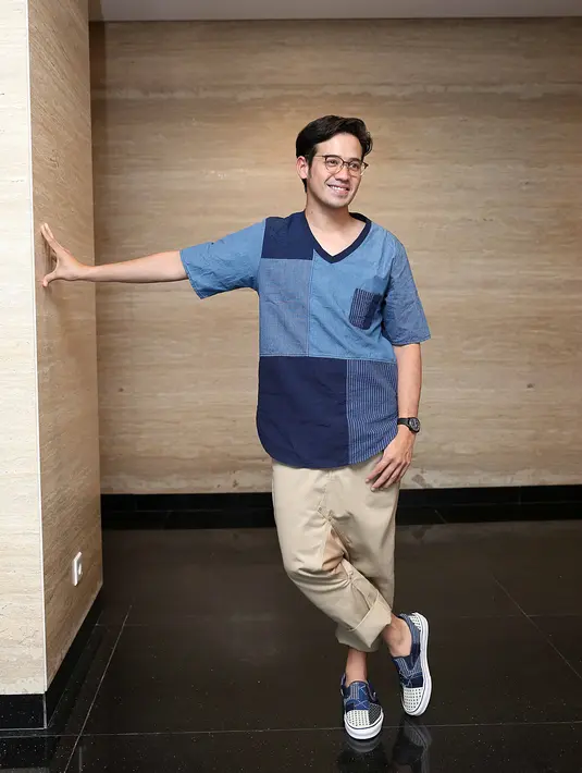 "Susah temuin musik era gue. Sheila on 7, Wayang. Sekarang masanya EDM. Kemarin nyari musik keroncong ga ada, akhirnya pakai Payung Teduh," ucap Tarra Budiman. (Nurwahyunan/Bintang.com)