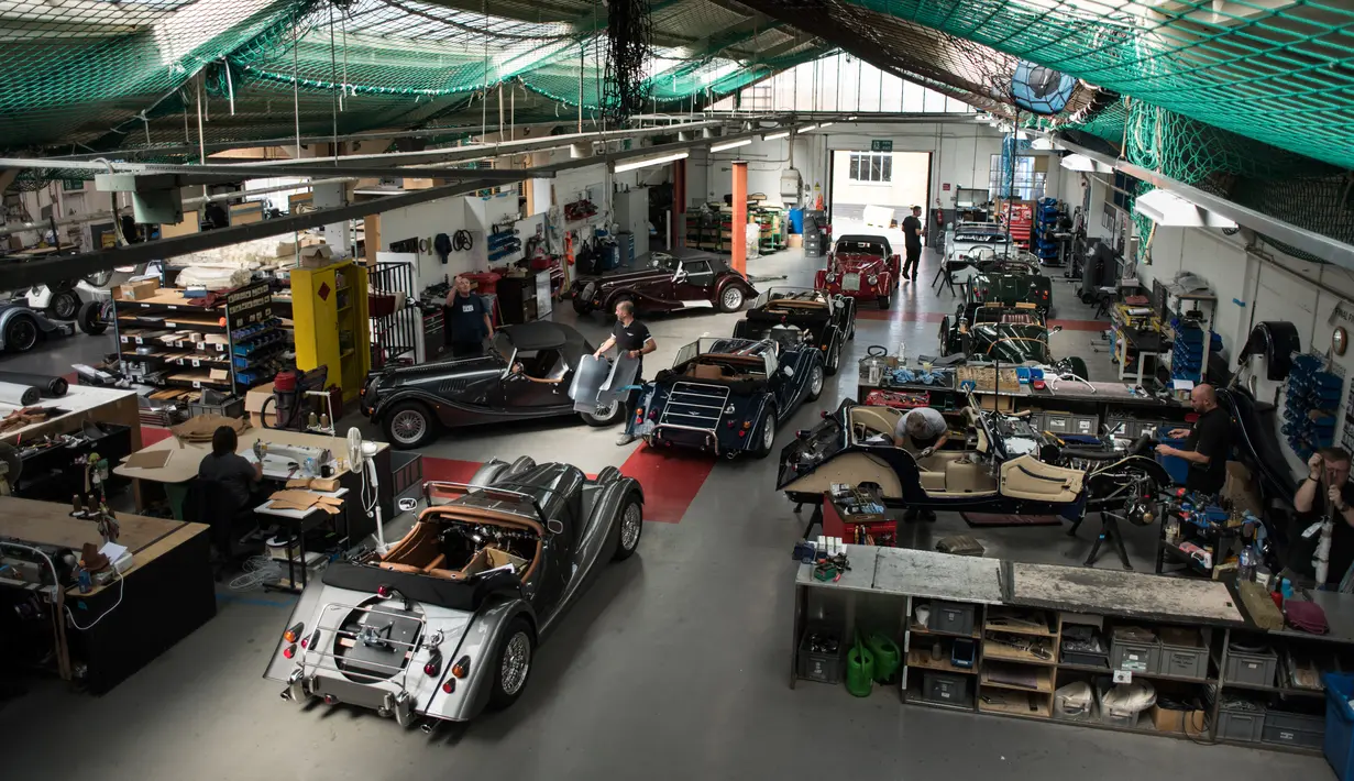 Aktivitas pekerja di pabrik mobil Morgan Motor Company di Malvern, Birmingham, Inggris (13/8/2019). Dalam setahun, Morgan memproduksi 800 mobil dari tiga type yakni 3 Wheeler, Classic dan Plus Six, dengan harga mulai dari 40.000 Poundsterling hingga 78.000 Poundsterling. (AFP Photo/Oli Scarff)