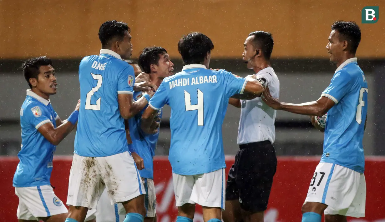 Pemain Sulut United pun melakukan protes keras kepada wasit karena menganggap Rangga melakukan diving di kotak penalti. (Bola.com/Bagaskara Lazuardi)