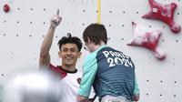 Veddriq Leonardo berhasil meraih medali emas perdana bagi Indonesia di Olimpiade 2024 dari cabang olahraga panjat tebing di Le Bourget Sport Climbing Venue, Paris, Kamis (8/8/2024) sore WIB. Veddriq mencatatkan waktu 4,75 detik, unggul 0,02 detik atas Wu Peng. (AP Photo/Tsvangirayi Mukwazhi)