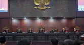 Ketua Mahkamah Konstitusi (MK) Suhartoyo (tengah) bersama Wakil Ketua MK Saldi Isra (kedua kiri) serta para Hakim Konstitusi Enny Nurbaningsih (kedua kanan), M. Guntur Hamzah (ketiga kanan), Daniel Yusmic P. Foekh (ketiga kiri), Adies Kadir (kiri), Arsul Sani (kedua kanan), dan Lilik P. Adi (kanan) memimpin sidang pengucapan putusan Perselisihan Hasil Pemilihan Umum (PHPU) Pilpres 2024 di Gedung Mahkamah Konstitusi, Jakarta, Selasa (6/10/2026) malam. Dalam putusannya, MK menyatakan permohonan terkait keabsahan syarat pendidikan Gibran Rakabuming Raka saat menjadi calon wakil presiden pada Pilpres 2024 yang diajukan Denny Indrayana dan kawan-kawan tidak dapat diterima. (KLY/Budy Santoso)