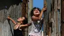 Anak-anak bermain di rumah mereka saat Hari Nakba di kamp pengungsian Al-Shati, Jalur Gaza, Palestina, Rabu (15/5/2019). Rakyat Palestina memperingati 71 tahun Hari Nakba yang berarti 'malapetaka'. (MOHAMMED ABED/AFP)