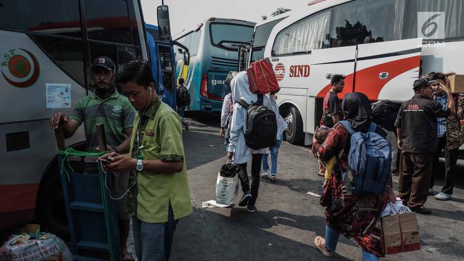 Calon penumpang bersiap menaiki bus di Terminal Kalideres, Jakarta, Kamis (30/5/2019). Menurut Badan Pengelola Transportasi Jabodetabek (BPTJ) puncak arus mudik di Terminal Kalideres diprediksi akhir pekan ini, mulai dari Jumat hingga Sabtu. (Liputan6.com/Faizal Fanani)