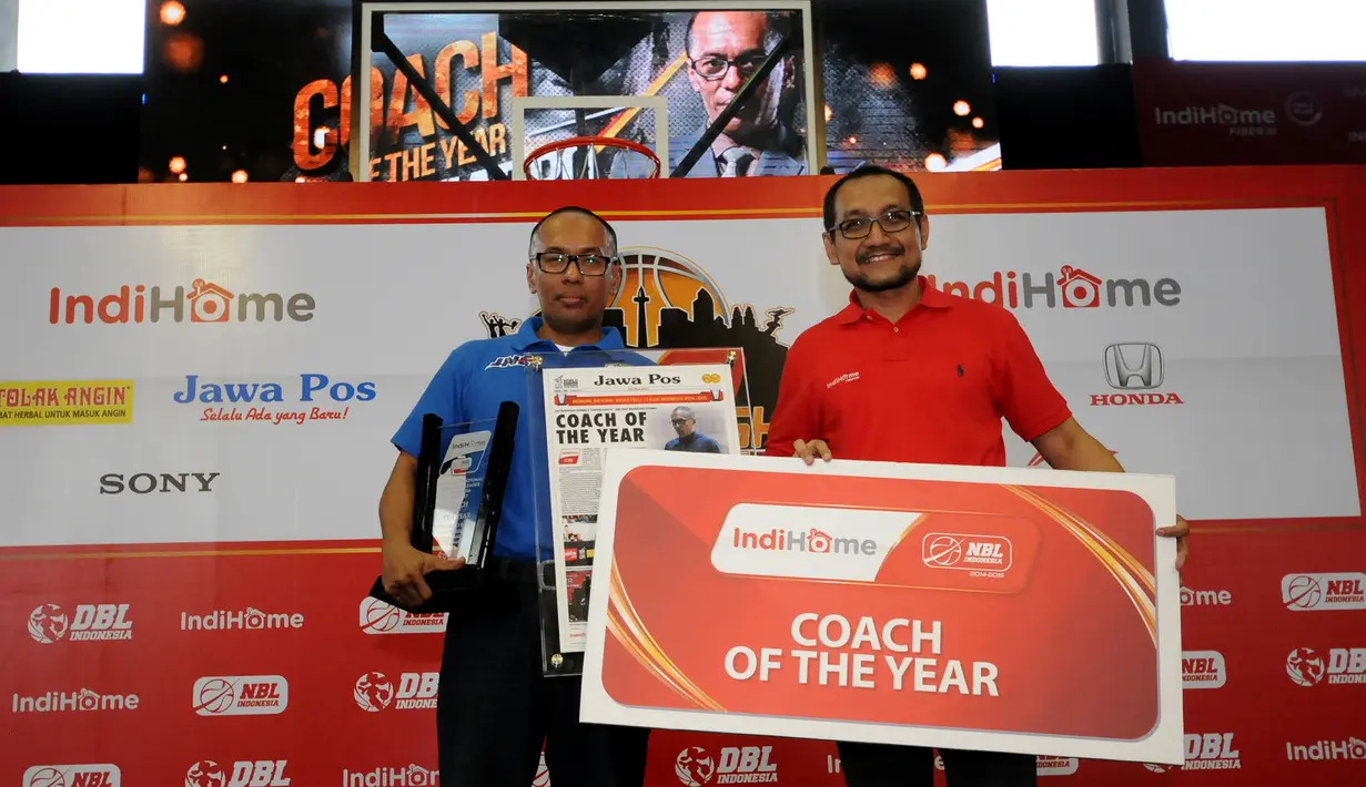 Pelatih JNE BSC Bandung Utama, Octaviarro Romely Tamtelahitu (kiri) menerima penghargaan Coach of The Year NBL 2015 di Jakarta, Jumat (1/5/2015). (Liputan6.com/Helmi Fithriansyah)