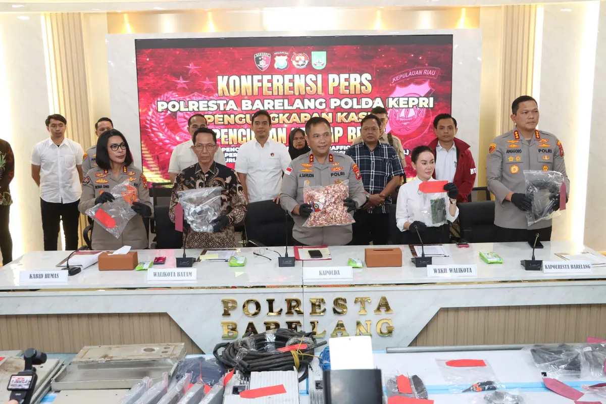 Polisi bongkar sindikat pencurian traffic light di Batam. (Liputan6.com/Ajang Nurdin)