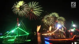 Pesta kembang api saat malam Tahun Baru 2019 di Pantai Lagoon, Ancol, Jakarta, Selasa (1/1). Ancol menyajikan pesta kembang api musikal sepanjang 600 meter di bibir pantai dalam menyambut Tahun Baru 2019. (Merdeka.com/Iqbal Nugoho)