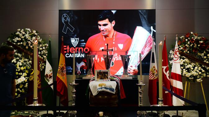 Peti jenazah eks Jose Antonio Reyes di Estadio Ramon Sanchez Pizjuan. Reyes meninggal dunia di usia 35 tahun karena kecelakaan mobil, Sabtu (1/6/2019). (AFP/Critina Quicler)