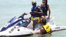 Bacary Sagna bersama istri cantiknya, Ludivine mencoba menaiki jet sky di sebuah pantai sekitar Miami(Dailymail.co.uk)