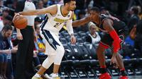 Guard Denver Nuggets Jamal Murray (kiri) coba melewati penjagaan penggawa Chicago Bulls, Kris Dunn laga NBA 2017-2018 di Pepsi Center, Kamis (30/11/2017) atau Jumat (1/12/2017) WIB. (AP Photo/David Zalubowski)
