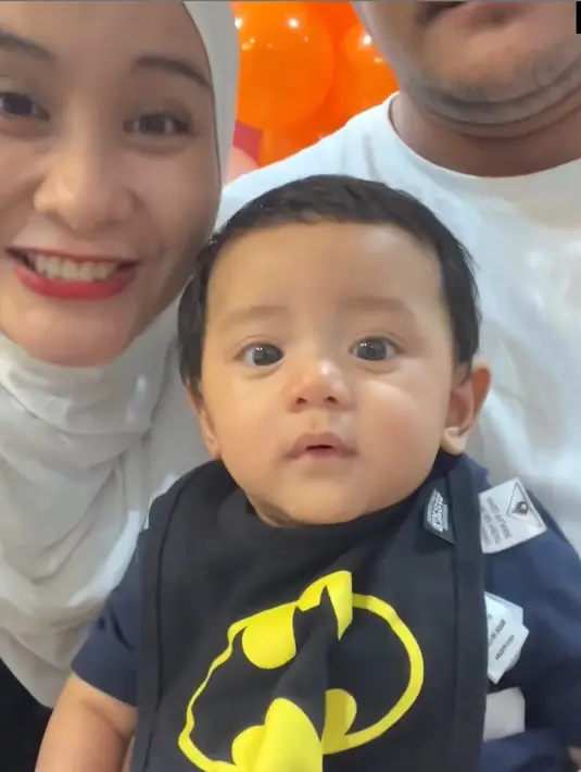 Perasaan haru dirasakan oleh pemeran berusia 34 tahun itu. Sebagai orangtua, tugasnya menyunatkan anak laki-lakinya sudah selesai. [Instagram/ryana_dea]