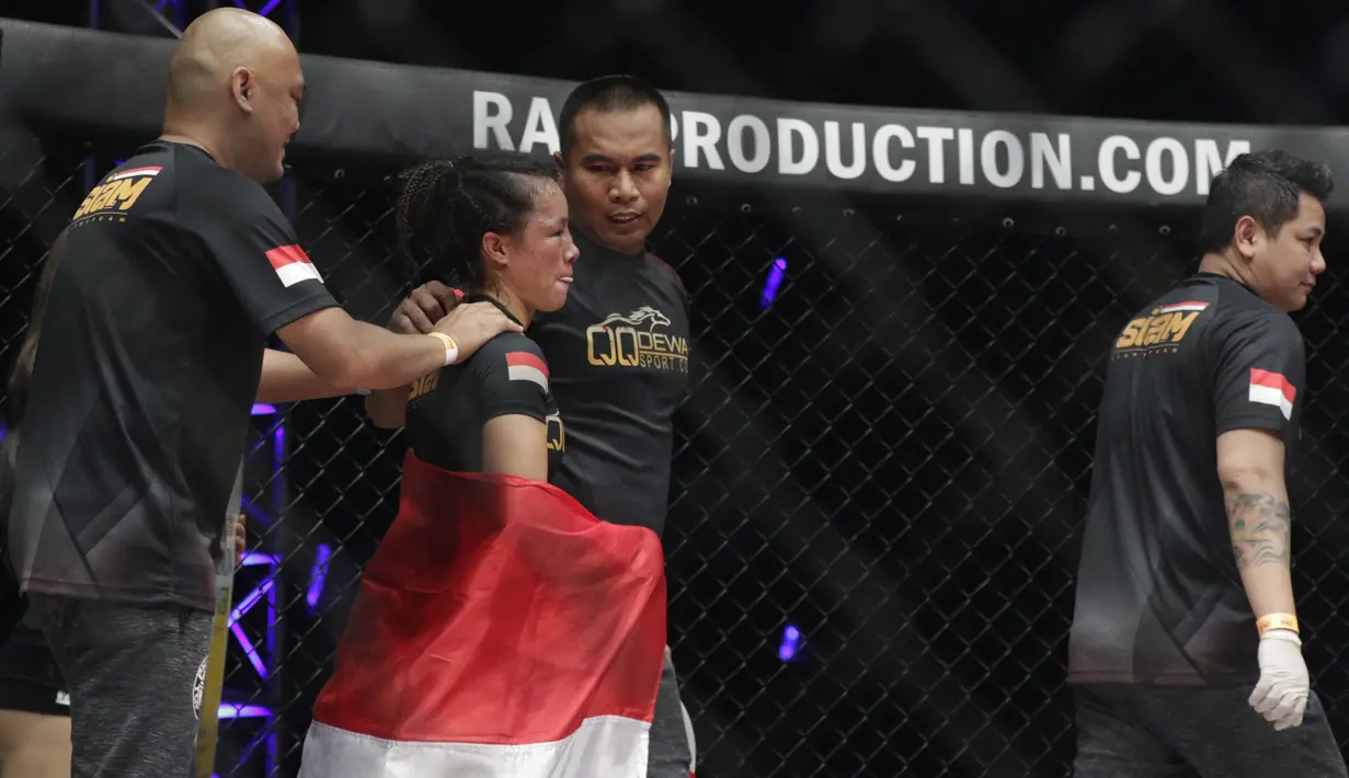 Petarung Indonesia, Priscilla Hertati Lumban Gaol, meninggalkan arena usai dikalahkan petarung India, Puja Tomar, saat bertarung pada laga ONE Championship di Istora Senayan, Jakarta, Sabtu (19/1). Priscilla kalah dari Puja. (Bola.com/M. Iqbal Ichsan)