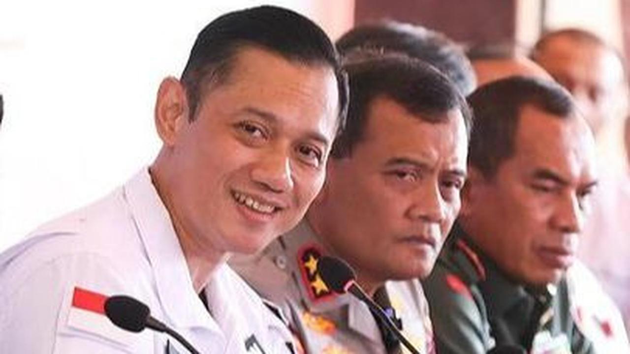 Dalam 'menggebuk' mafia tanah di Jawa Tengah ini, AHY terlihat didampingi oleh seorang Jenderal Polri. <br>