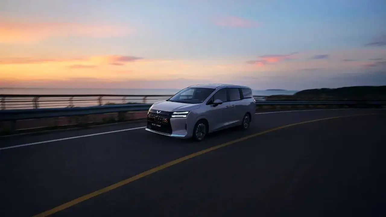 Wuling Starlight 730.