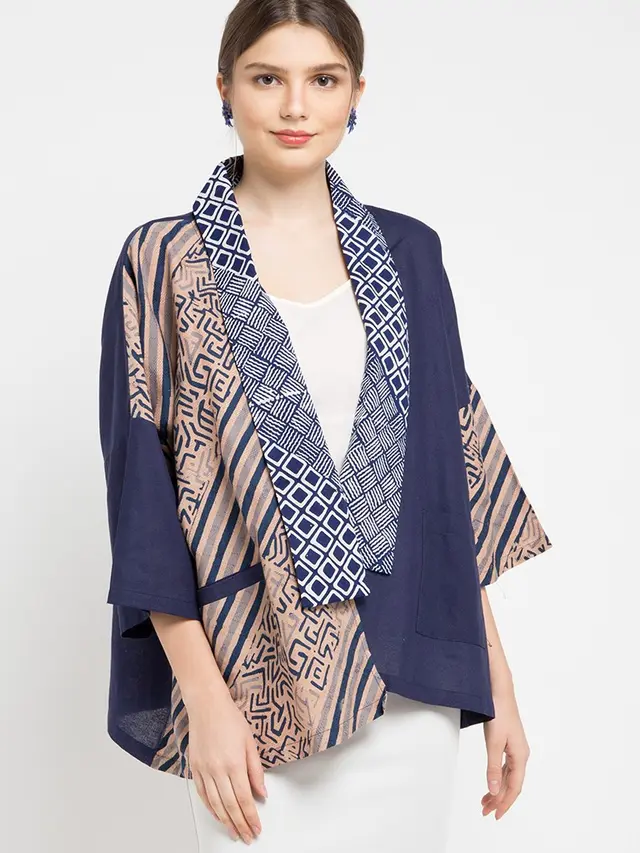 Tampilkan rasa cantik nan modis dengan outer batik berikut ini