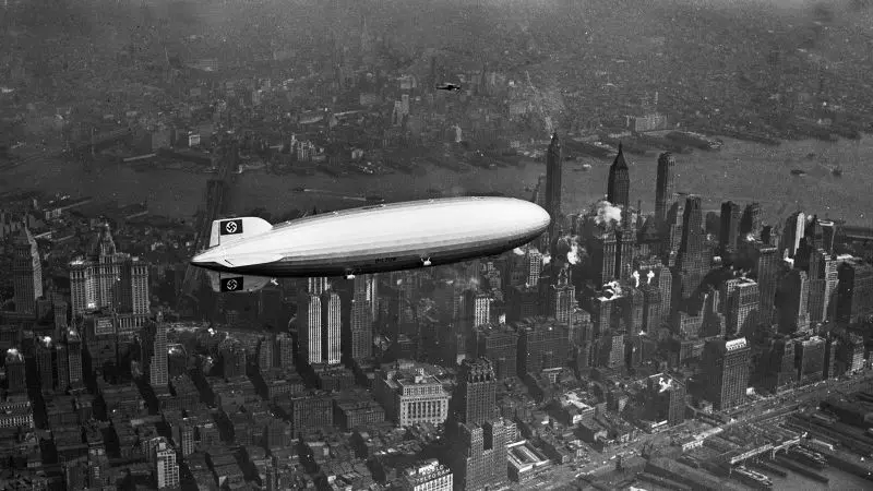 Balon udara Jerman, Hindenburg (D-LZ-129) saat terbang di atas Manhattan pada 6 Mei 1937 (AP)