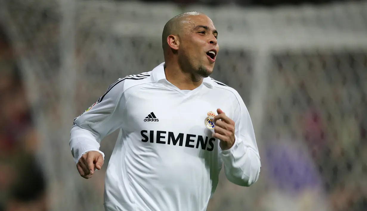 Ronaldo Luiz Nazario de Lima. Pemain Brasil ini mampu merebut dua kali trofi Ballon d'Or dan memegang rekor sebagai pemain termuda peraih Ballon d'Or. Pada 1997 ia merebutnya bersama Inter Milan saat usianya baru menginjak 21 tahun dan pada 2002 bersama Real Madrid. (AFP/Philippe Desmazes)