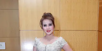 Di antara sederet artis yang memenuhi undangan resepsi Chelse Olivia dan Glenn Alinskie, terlihat juga Olla Ramlan. (Galih W. Satria/Bintang.com)