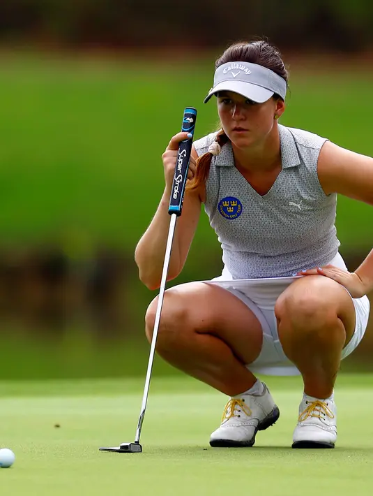 Linn Grant dari Swedia bersiap untuk memukul bola ke lubang kesembilan selama putaran kedua turnamen golf wanita AS Terbuka di Shoal Creek, Ala (1/6). (AP Photo / Butch Dill)