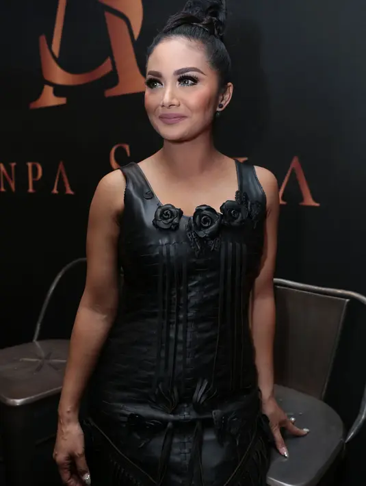 "Banyak influence make up artis untuk kita dari mana pun. Dia cuma kritik nggak boleh pakai aplikasi foto kalau mau bikin postingan, hehehe," aku Krisdayanti. (Deki Prayoga/Bintang.com)