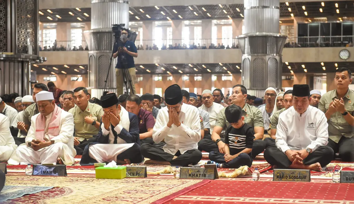 Tampak Jokowi dan Jan Ethes duduk berdampingan menunggu azan dan ikamah sholat Jumat berkumandang. (Foto: Biro Pers Sekretariat Presiden)