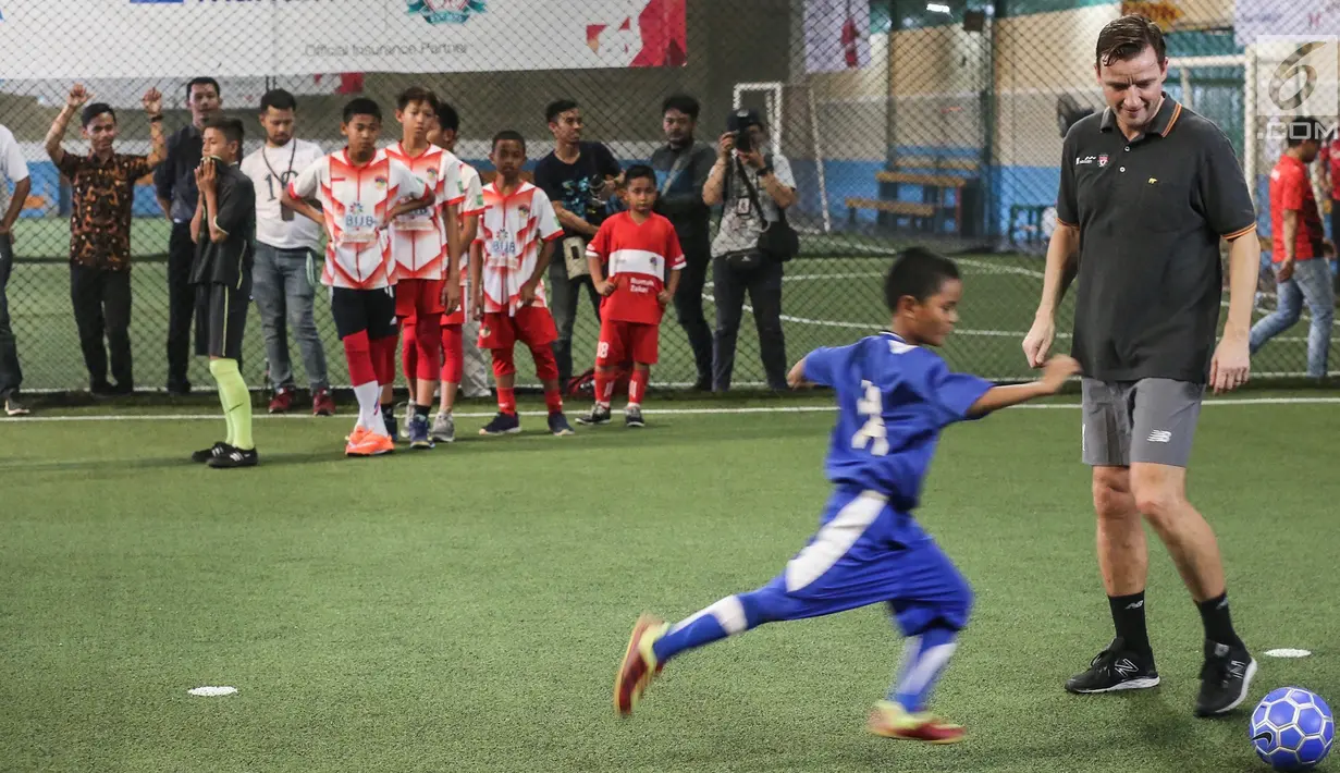Legenda Liverpool Vladimir Smicer saat sharing and learning kepada anak-anak U-12 di Grand Futsal, Jakarta, Jumat (8/2). Kegiatan ini untuk mengampanyekan olahraga sebagai gaya hidup sehat. (Liputan6.com/Fery Pradolo)