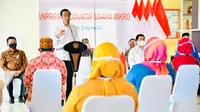 Presiden Joko Widodo memberikan Banpres Produktif Usaha Mikro kepada para pelaku usaha mikro dan kecil di Provinsi Aceh. (Dok. Biro Pers Sekretariat Presiden)