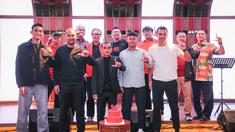 Perwakilan pemain Persija Jakarta (ki-ka), Rizky Ridho, Andritany Ardhiyasa, Riko Simanjuntak, Muhammad Zhahabi Gholy, dan pelatih Carlos Pena berfoto bersama pada acara perayaan Hari Ulang Tahun Persija ke-96 di Trinity Tower, Jakarta, Kamis (28/11/2024). (Bola.com/Abdul Aziz)