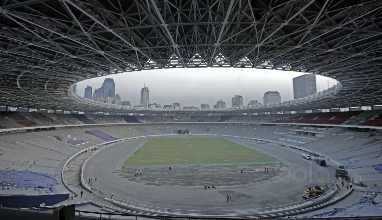 Pemandangan gedung pencakar langit dari dalam Stadion Utama Gelora Bung Karno yang sedang dalam tahap renovasi untuk persiapan Asian Games 2018, Selasa (23/5/2017). (Bola.com/Nicklas Hanoatubun)