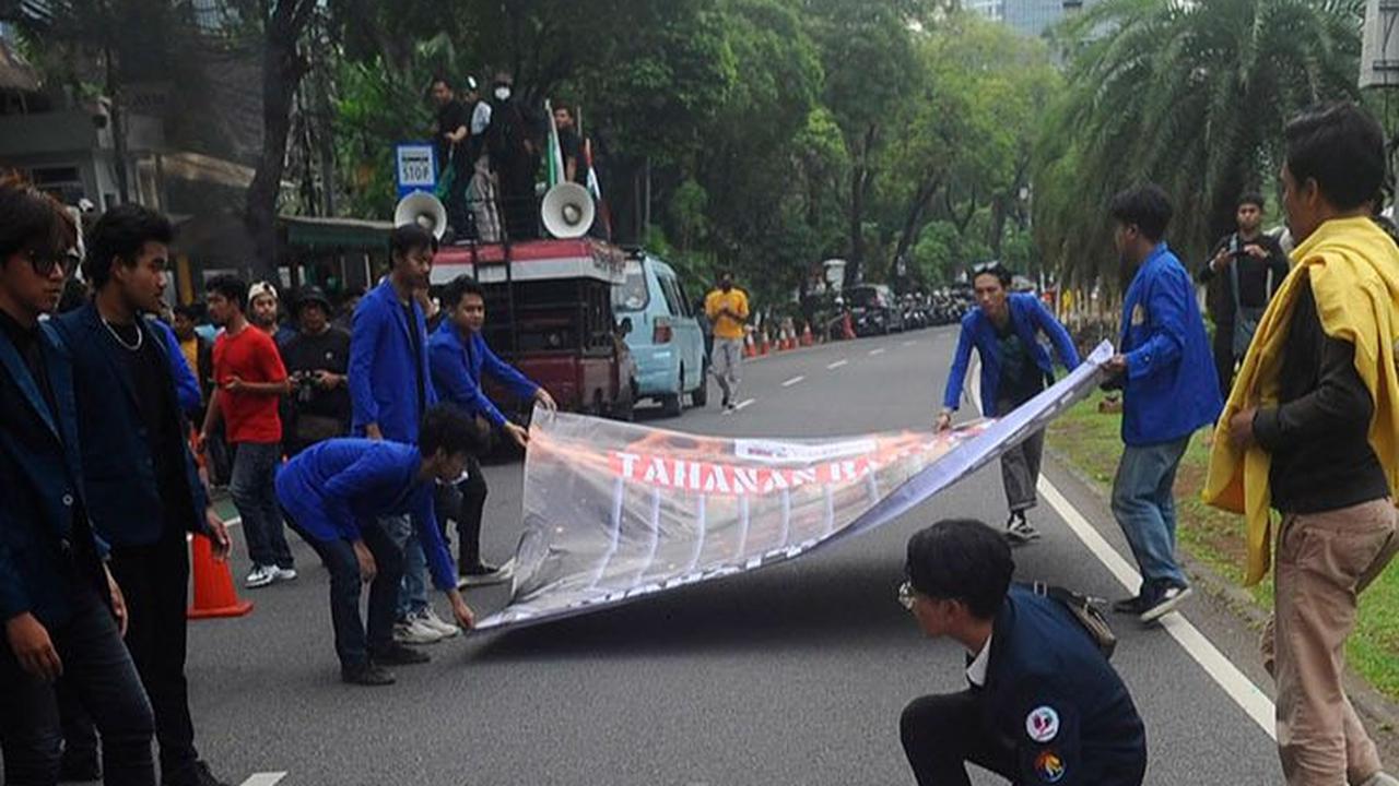 FOTO: Geruduk KPU, Massa BEM SI Bentangkan Spanduk 'Jokowi Penjahat Demokrasi