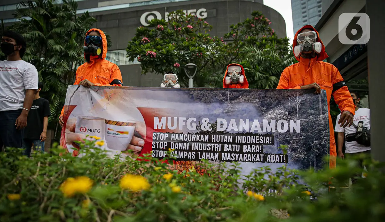 Sejumlah orang tergabung dari masyarakat sipil menggelar aksi di depan Gedung MUFG, Jakarta, Selasa Senin (5/4/2021). Dalam aksinya mereka menuntut Bank MUFG dan Danamon bertanggung jawab terhadapat kerusakan Hutan, Krisis Iklim dan Pelanggaran HAM di Indonesia. (Liputan6.com/Faizal Fanani)