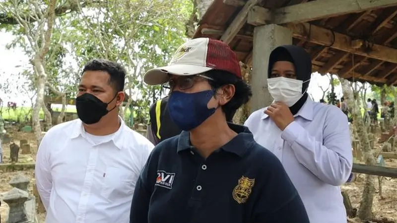 Pembongkaran makam bocah SD diduga korban penganiayaan teman-temannya oleh Polres Grobogan dan Bid Dokkes Polda Jateng. (Foto: Liputan6.com/Polda Jateng)