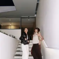 Tak hanya suasananya yang intimate, gaya fashion keduanya juga sukses mencuri perhatian lewat nuansa monokrom yang sleek dan effortless chic. [@sheiladara].