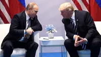 Presiden AS, Donald Trump (kanan) dan Presiden Rusia Vladimir Putin saling bertatapan saat bertemu di KTT G20, di Hamburg, Jerman (7/7). Keduanya dikabarkan ingin memperbaiki hubungan kedua negara.  (AFP Photo/Soul Loeb)