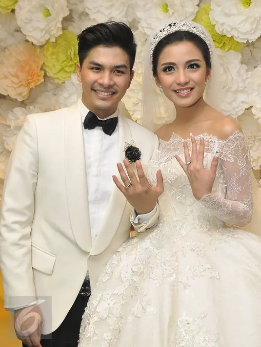 Chelsea Olivia dan Glenn Alinskie saat melakukan pemberkatan pernikahan di Gereja Katedral, Jakarta, Kamis (1/10/2015). Cincin pernikahan mereka dihiasi 8 berlian buatan ayahnya Chelsea (Liputan6.com/Herman Zakharia)