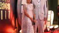 Nirina Zubir dan Ernest saat hadir dalam acara Indonesian Movie Actors Awards 2017. Meski sudah tidak muda lagi, Nirina juga ingin terus mempertahankan penampilan barunya. (Nurwahyunan/Bintang.com)