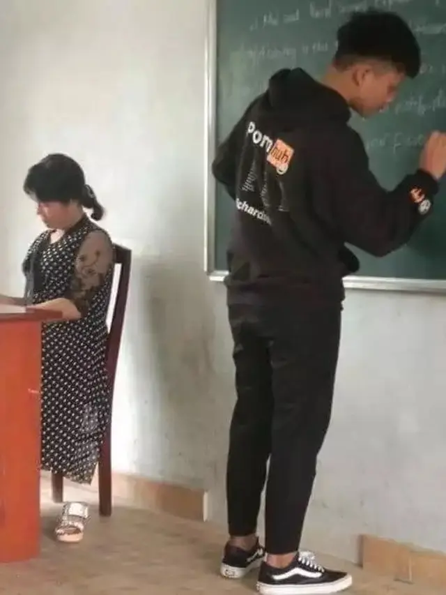 8 Potret Nyeleneh Siswa Waktu di Depan Kelas Ini Bikin Geleng Kepala